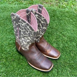 Square toed Ariat Leather Cowgirl Boots Size 1.5